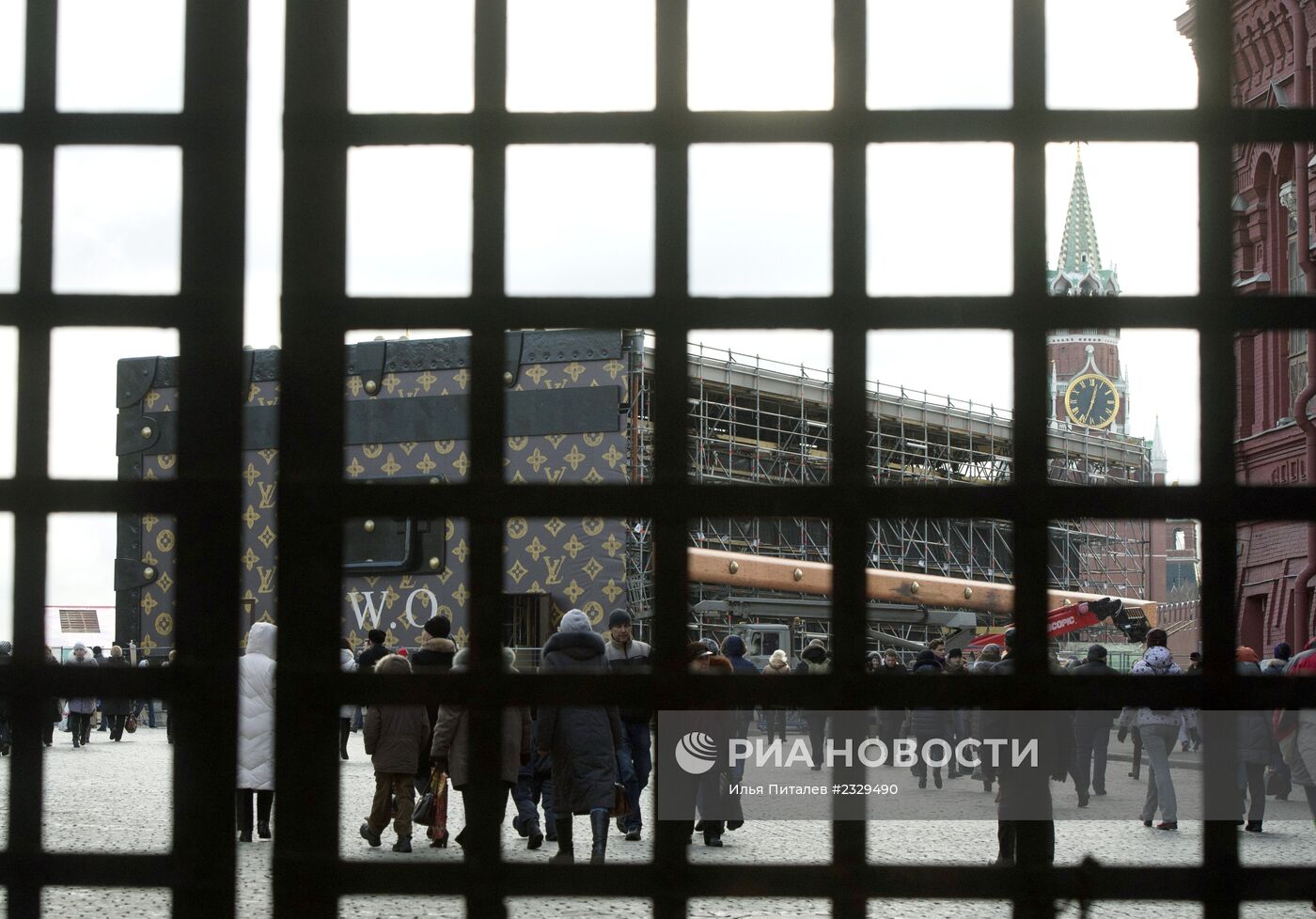 Демонтаж павильона-чемодана Louis Vuitton на Красной площади