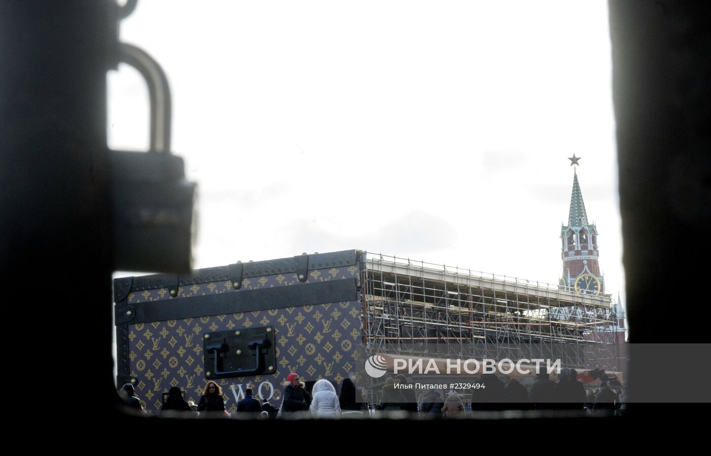 Демонтаж павильона-чемодана Louis Vuitton на Красной площади