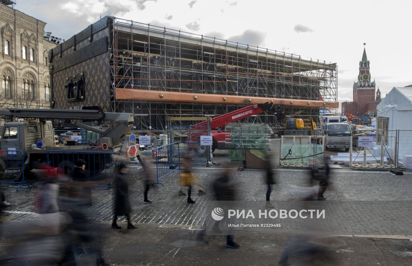 Демонтаж павильона-чемодана Louis Vuitton на Красной площади