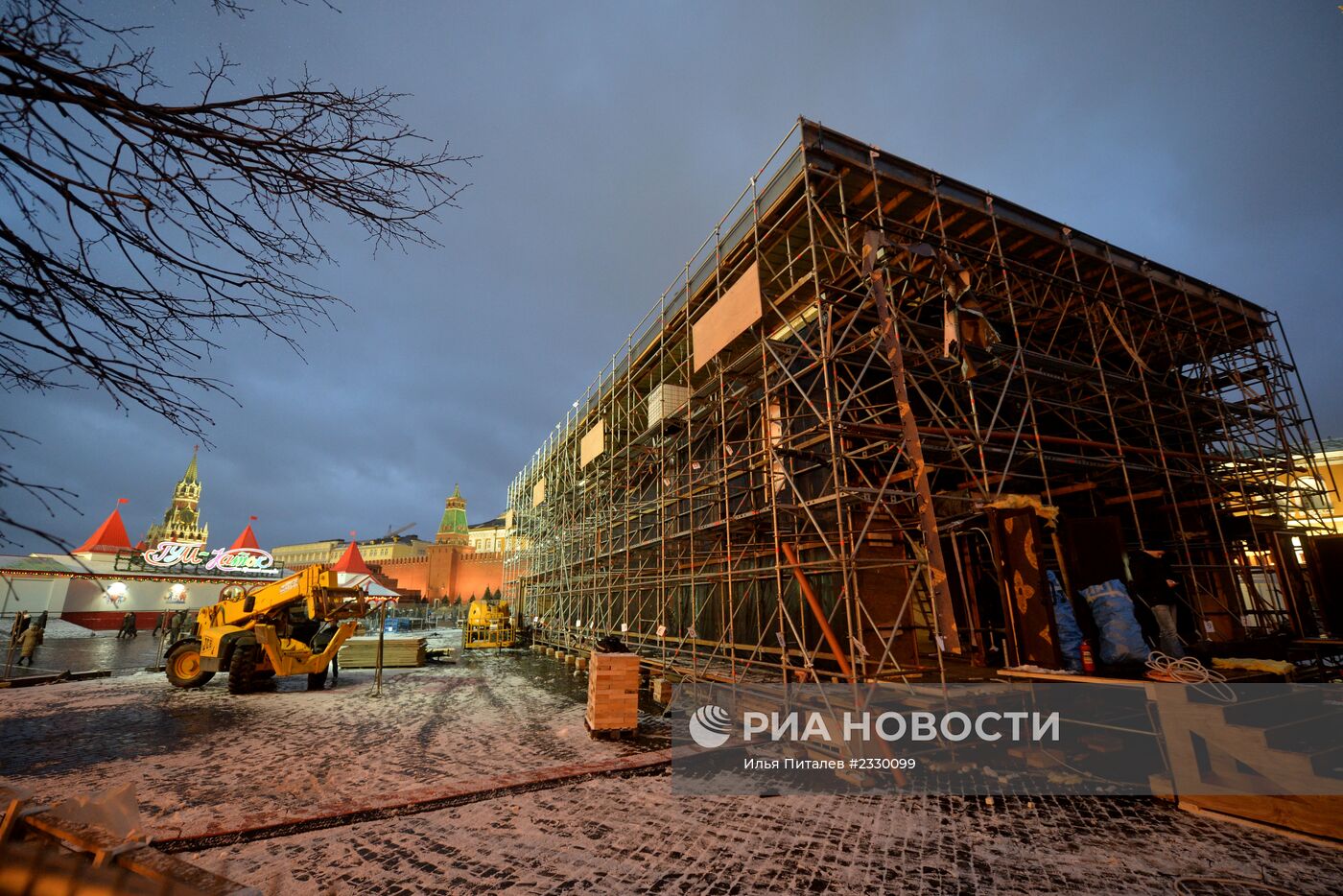 Демонтаж павильона-чемодана Louis Vuitton на Красной площади