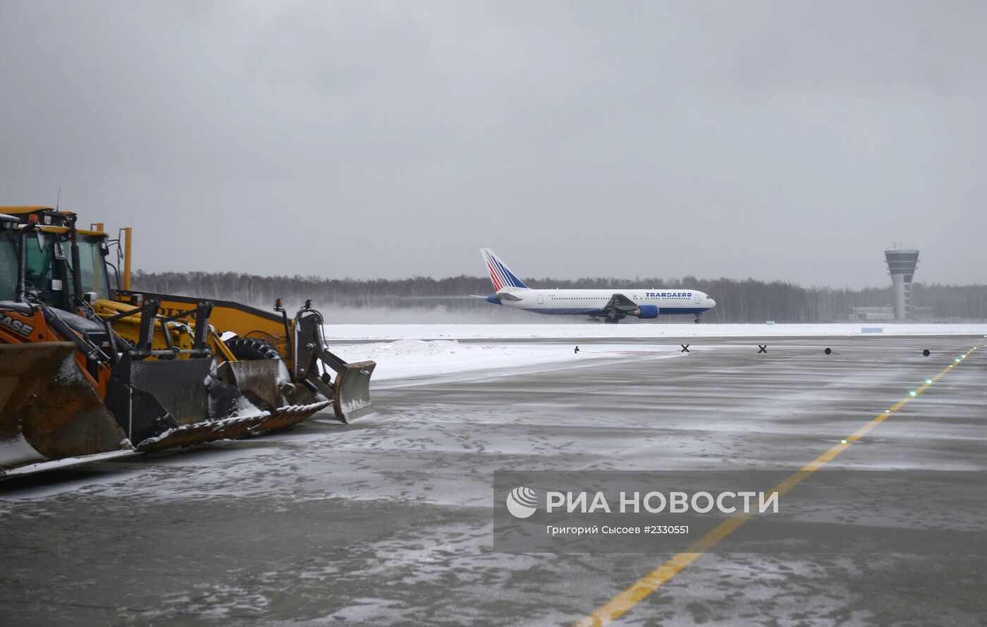 Открытие взлетно-посадочной полосы а аэропорту "Внуково" после реконструкции