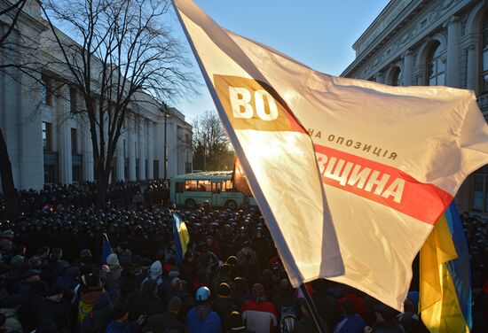 Пикет сторонников евроинтеграции Украины у здания Верховной Рады в Киеве