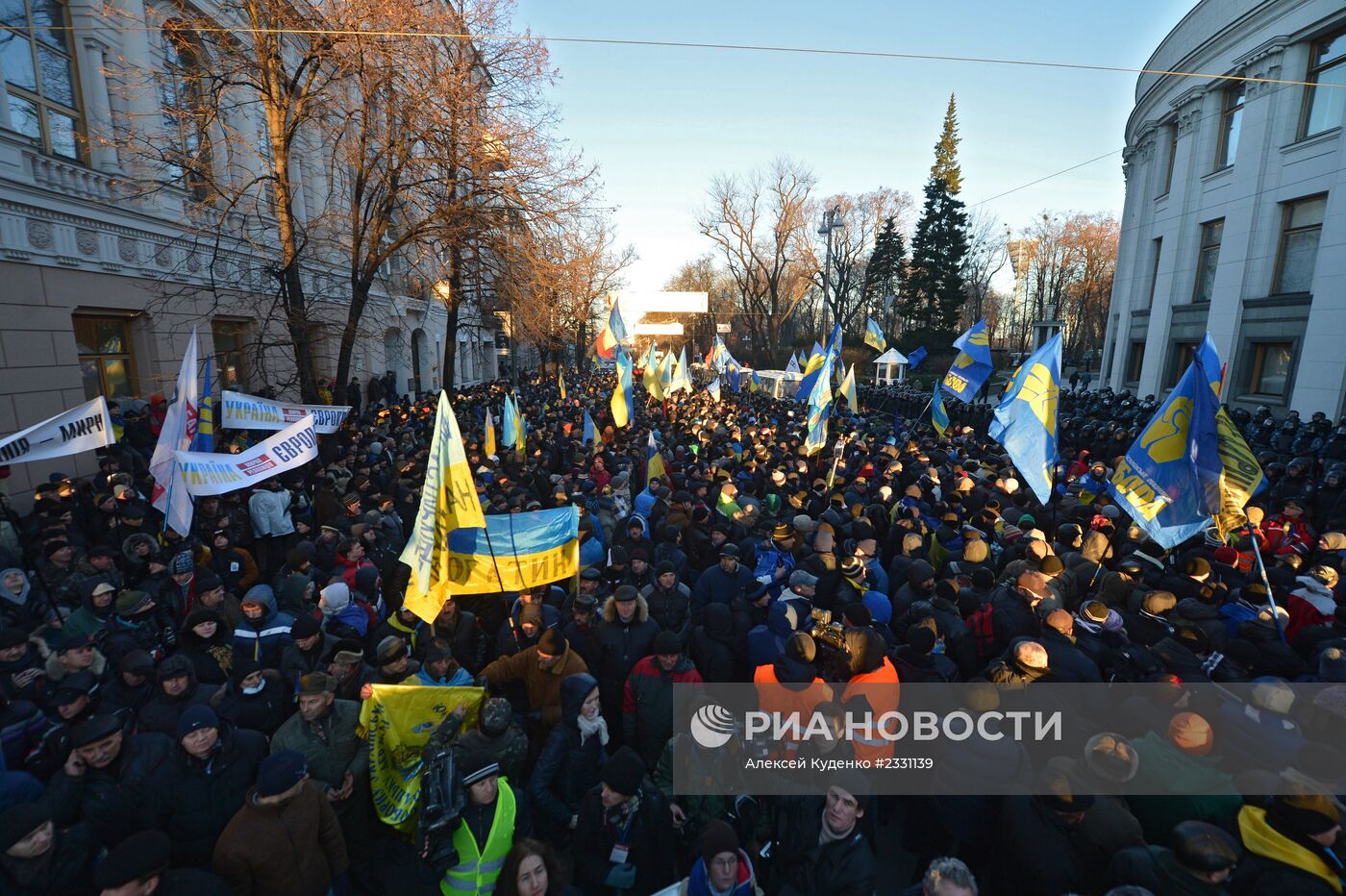 Пикет сторонников евроинтеграции Украины у здания Верховной Рады в Киеве