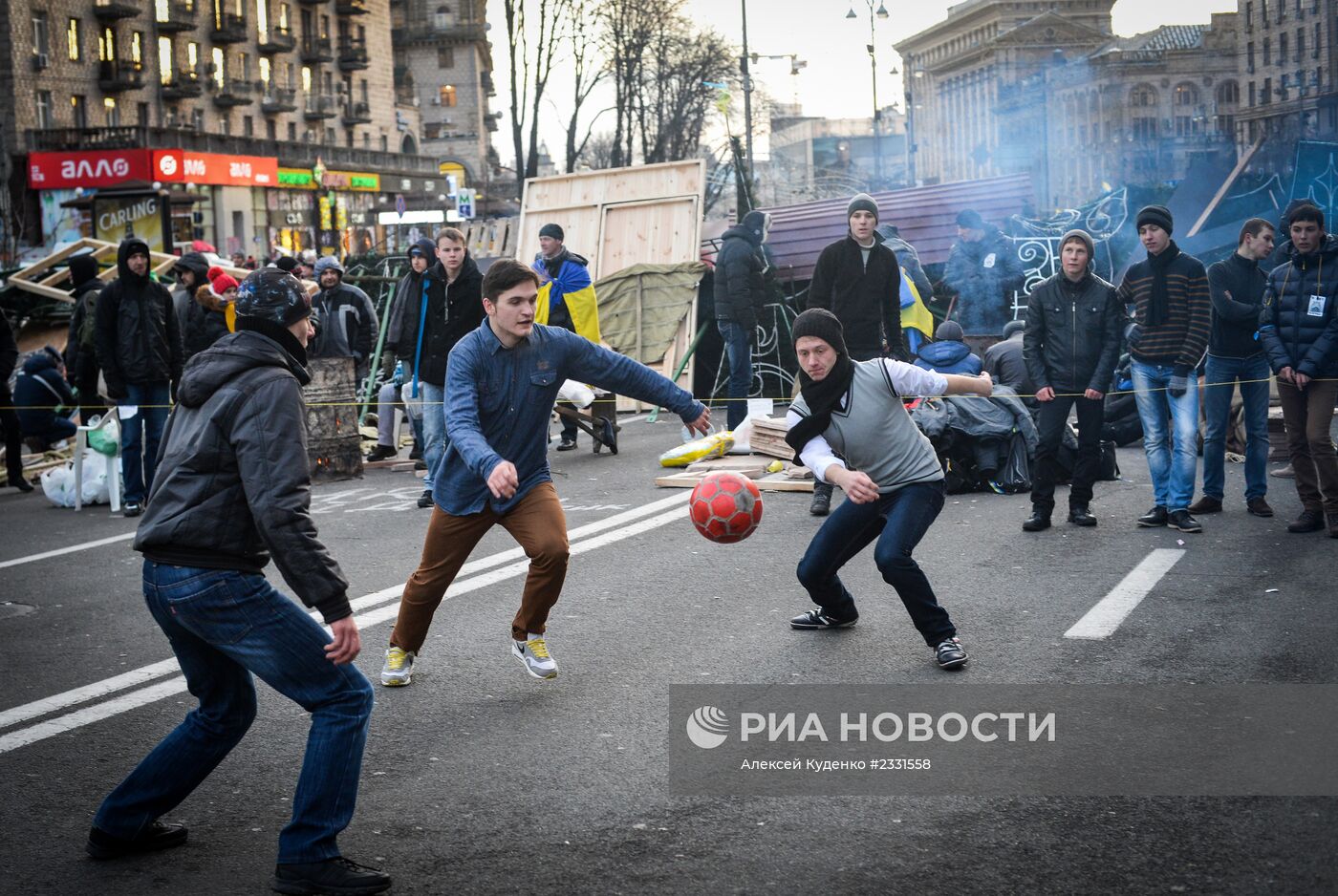 Акции сторонников евроинтеграции Украины на площади Независимости в Киеве