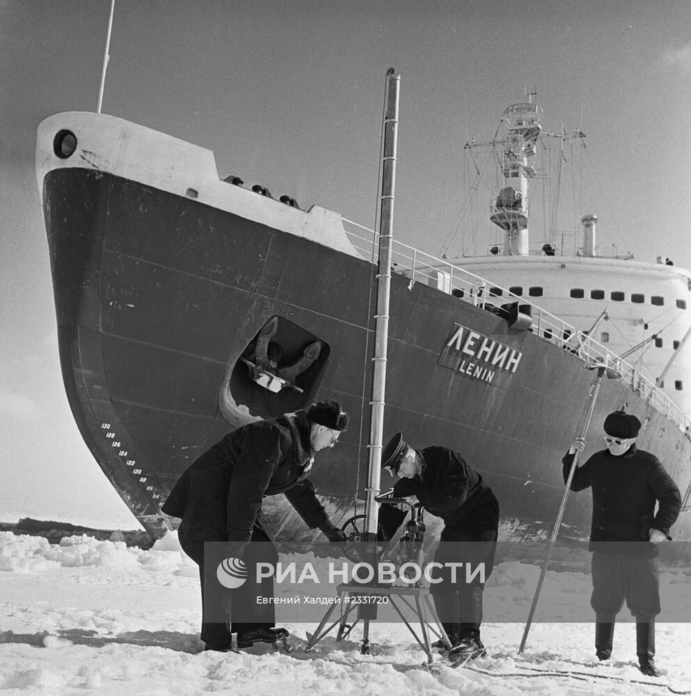 Атомоход "Ленин" во льдах Арктики