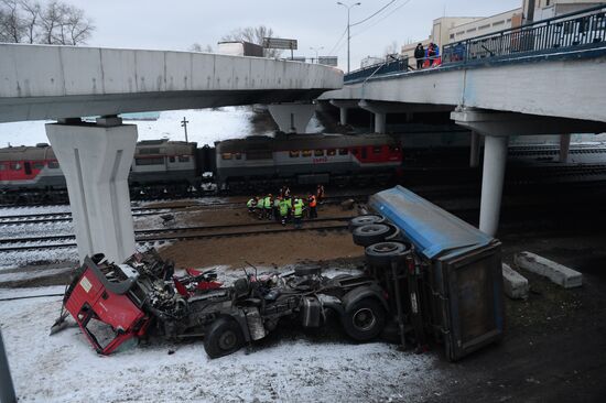 Грузовик упал с эстакады на железнодорожные пути в Москве