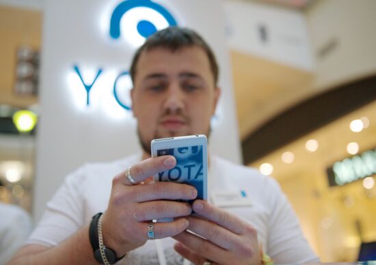Старт продаж Yota Phone в Москве