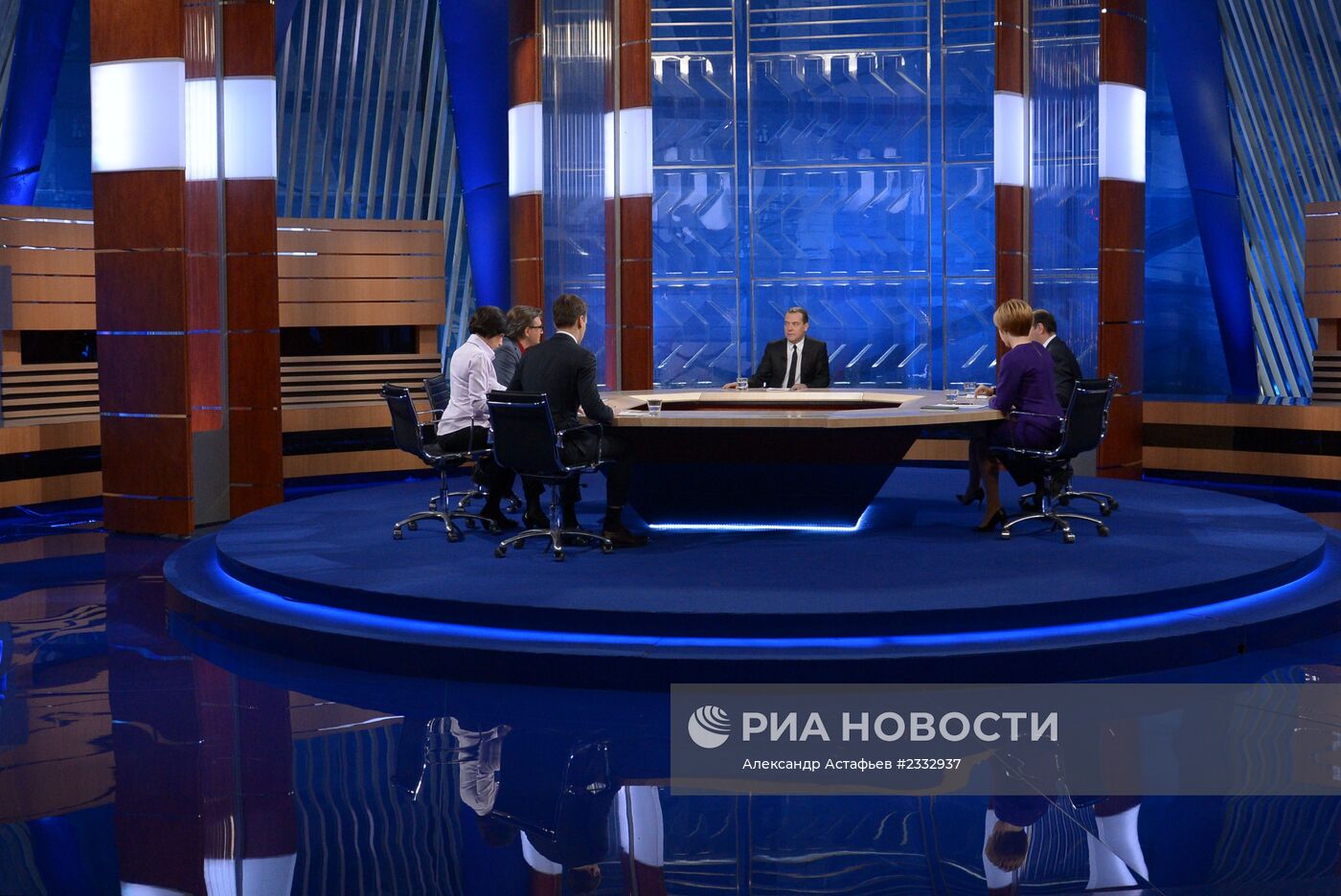 Д.Медведев дает интервью журналистам основных телеканалов