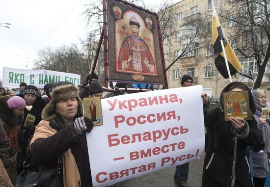 Крестный ход под лозунгом "Украина, Россия, Беларусь - вместе Святая Русь!" в Киеве