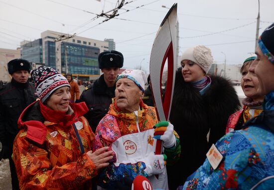 Сибирский долгожитель А.Каптаренко пронес Олимпийский огонь