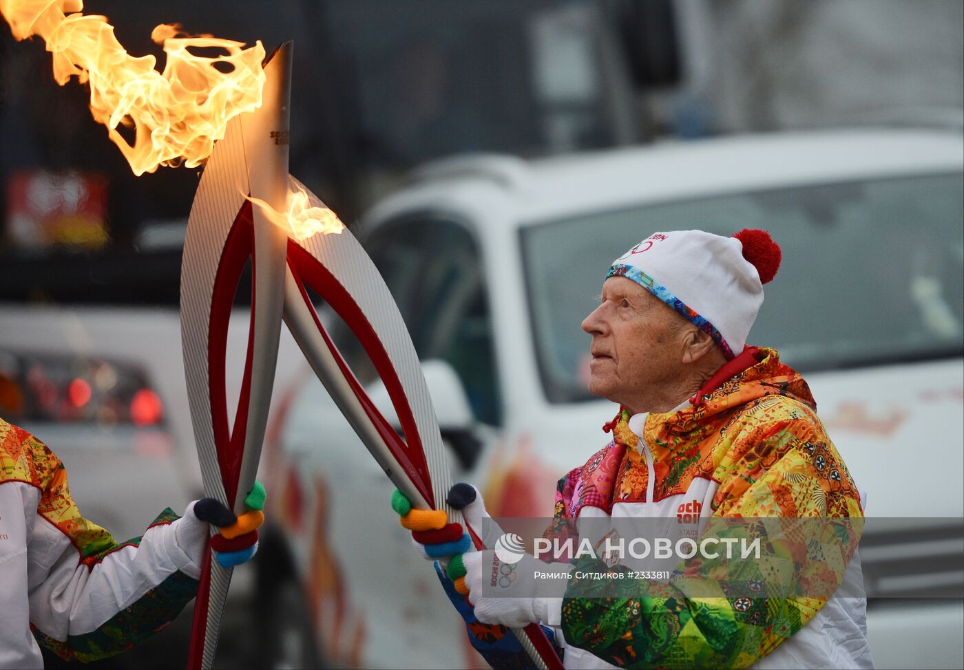 Сибирский долгожитель А.Каптаренко пронес Олимпийский огонь