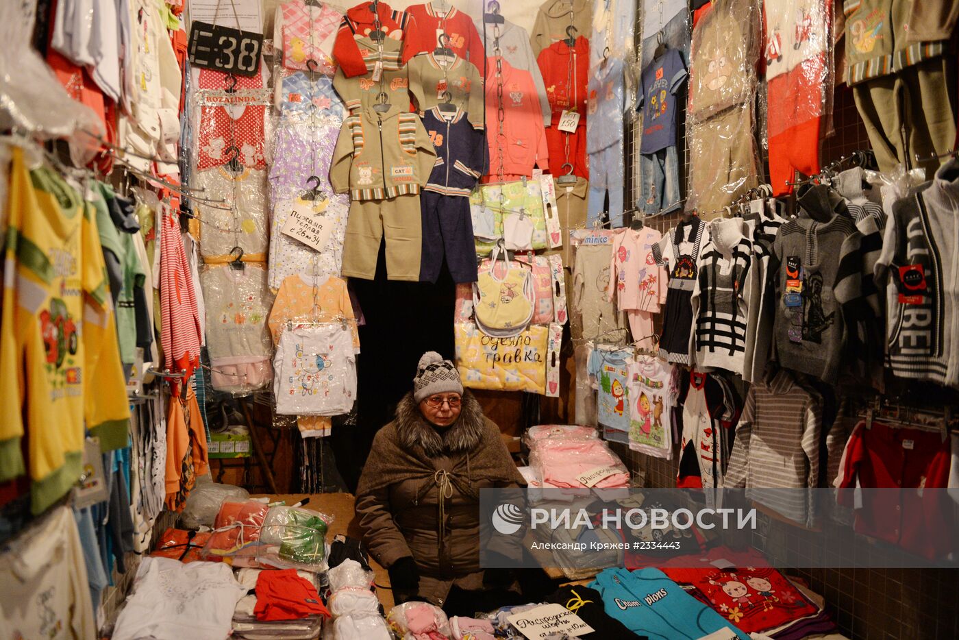 Барахолка одежда. Гусинобродский рынок Новосибирск. Новосибирская барахолка на Гусинке. Новосибирске магазин барахолка.