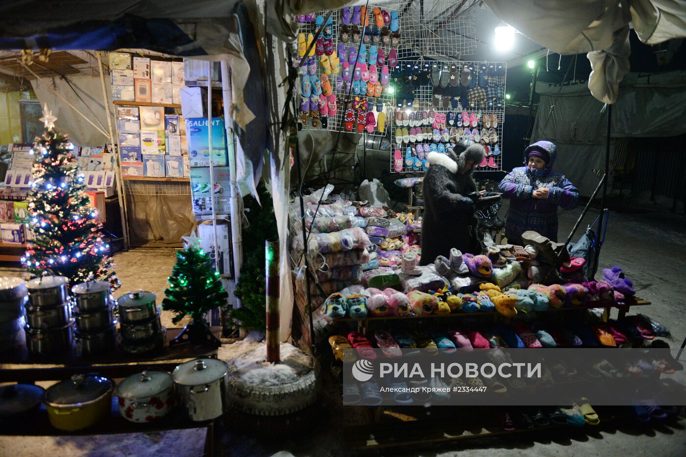 Большой вещевой рынок новосибирск. Гусинобродский рынок Новосибирск. Ночной рынок в Новосибирске. Китайский рынок Восток в Новосибирске. Вещевой рынок в Новосибирске.