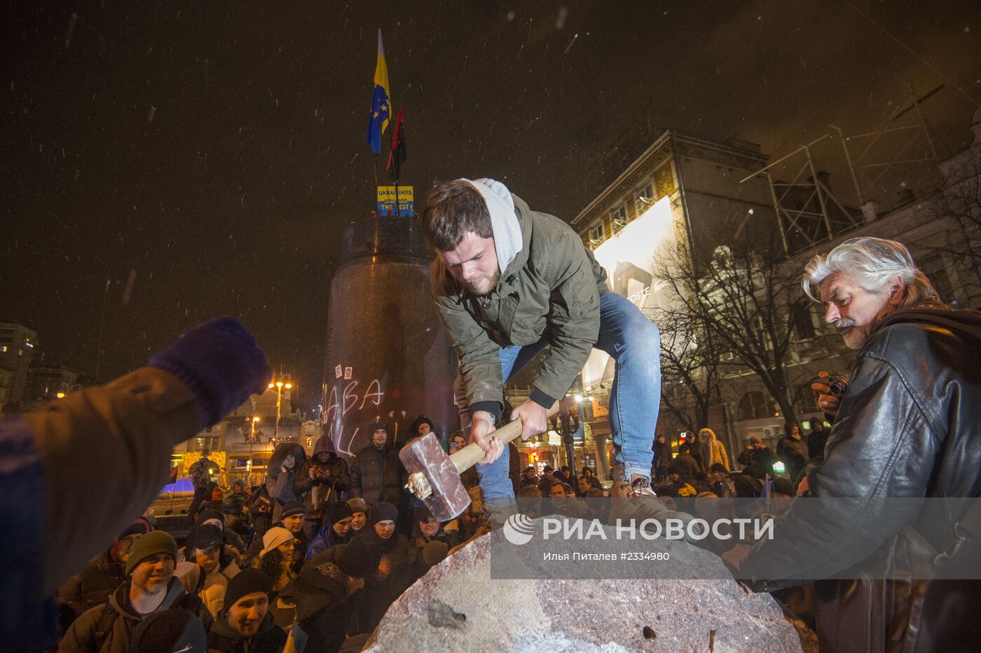 Снос памятника Ленину в центре Киева