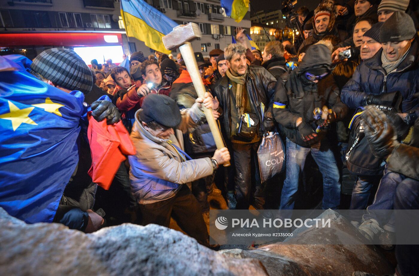 Снос памятника Ленину в центре Киева