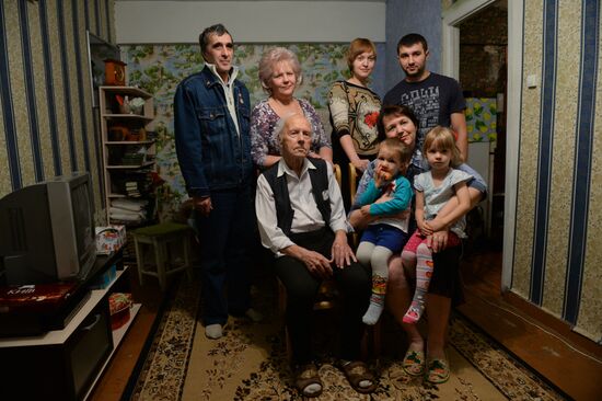 Сибирский долгожитель А.Каптаренко пронес Олимпийский огонь