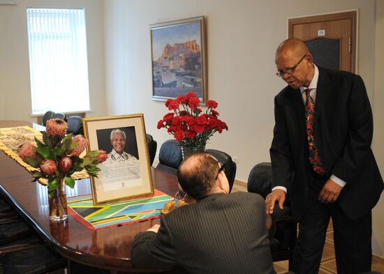 В посольстве ЮАР в Москве открыта книга памяти Нельсона Манделы