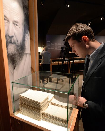 Выставка "Александр Солженицын: Из-под глыб": Рукописи,документы, фотографии