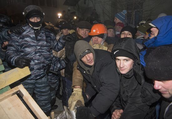 Милиция штурмует баррикады в Киеве