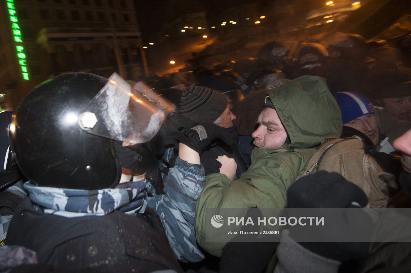 Внутренние войска начали штурм лагеря митингующих на Майдане