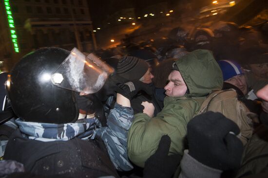 Внутренние войска начали штурм лагеря митингующих на Майдане