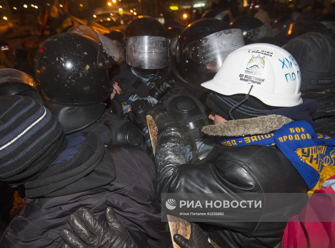 Внутренние войска начали штурм лагеря митингующих на Майдане