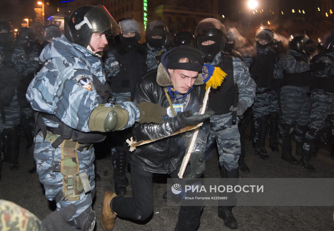 Внутренние войска начали штурм лагеря митингующих на Майдане