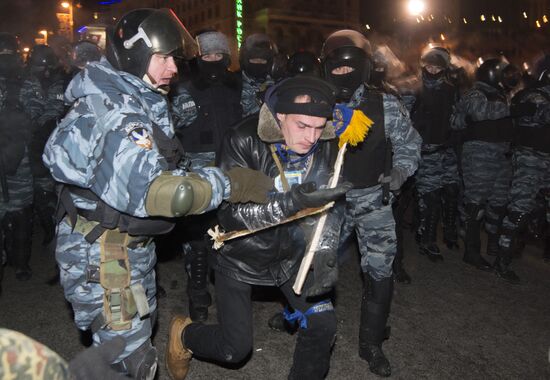 Внутренние войска начали штурм лагеря митингующих на Майдане