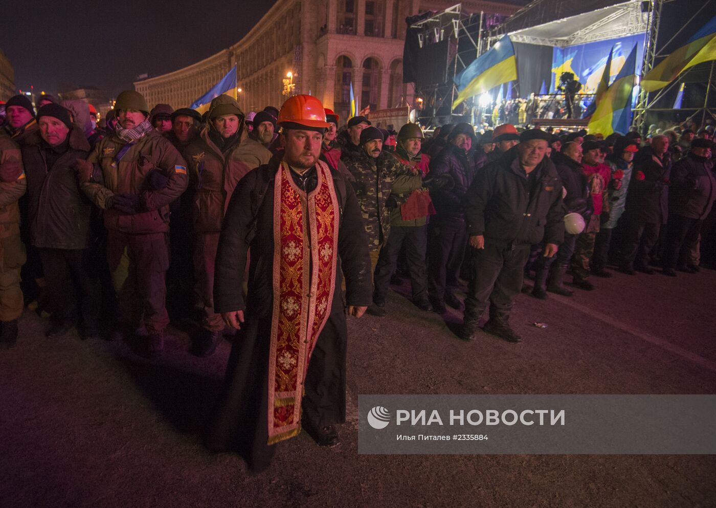 Внутренние войска начали штурм лагеря митингующих на Майдане