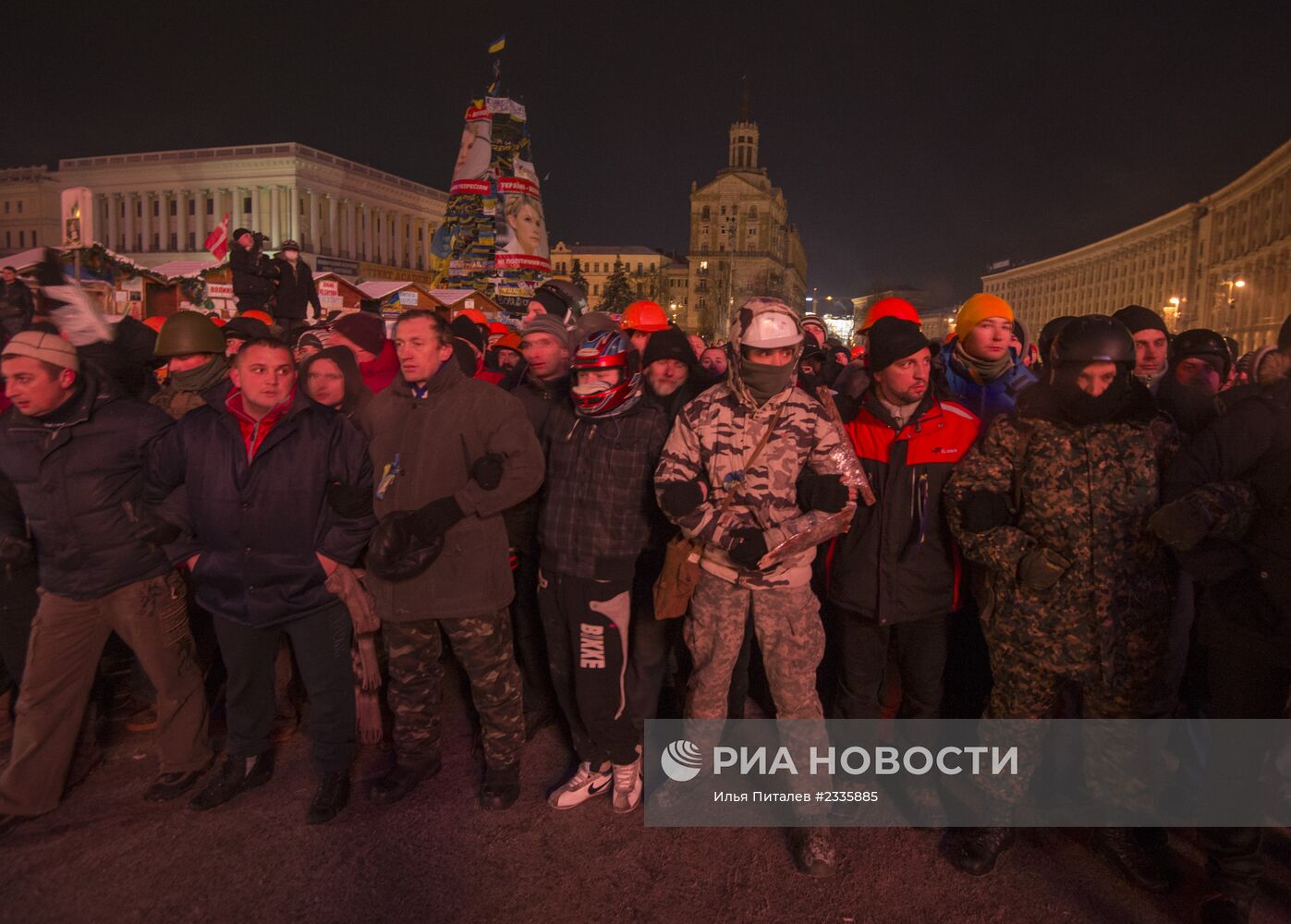 Внутренние войска начали штурм лагеря митингующих на Майдане