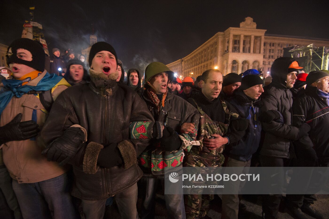 Внутренние войска начали штурм лагеря митингующих на Майдане