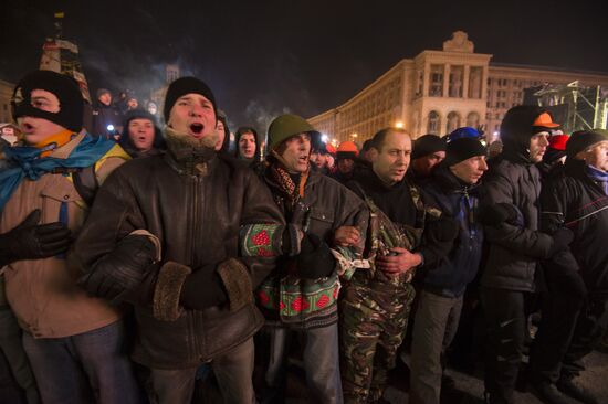 Внутренние войска начали штурм лагеря митингующих на Майдане