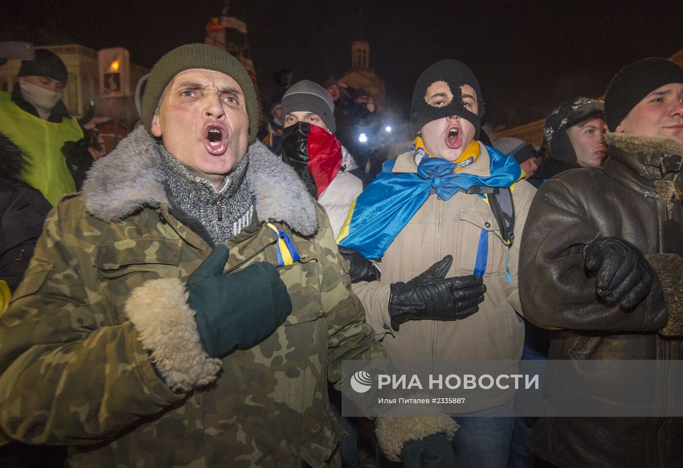 Внутренние войска начали штурм лагеря митингующих на Майдане