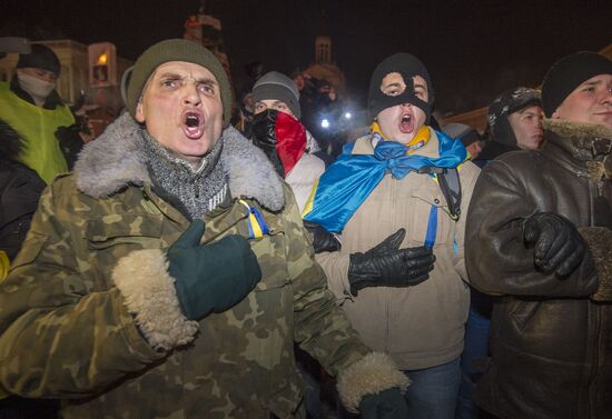 Внутренние войска начали штурм лагеря митингующих на Майдане