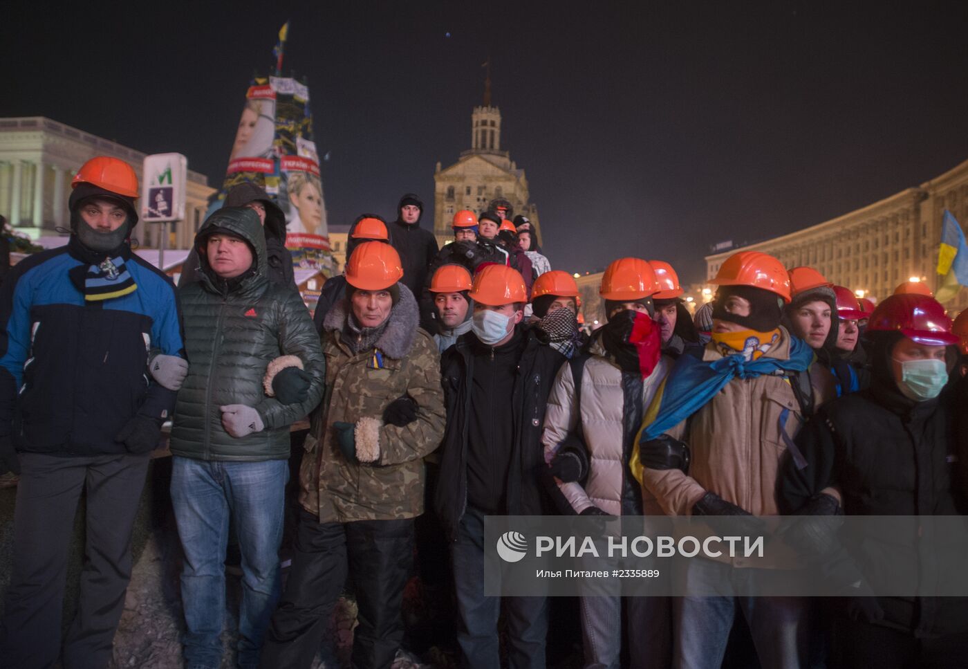 Внутренние войска начали штурм лагеря митингующих на Майдане