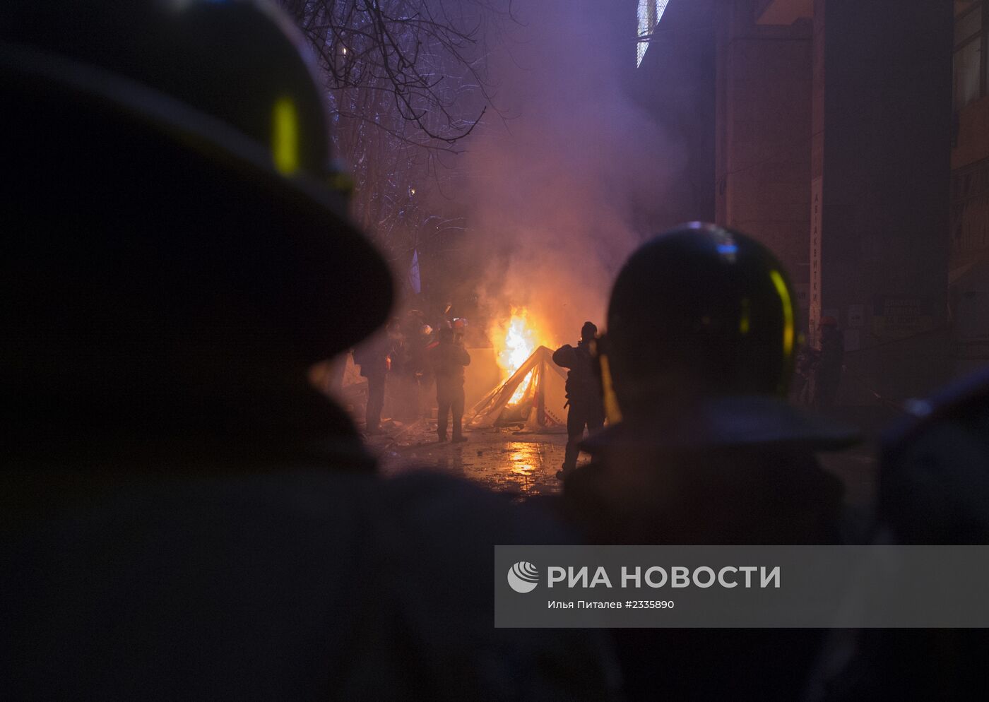 Внутренние войска начали штурм лагеря митингующих на Майдане