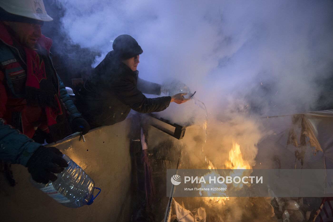 Внутренние войска начали штурм лагеря митингующих на Майдане