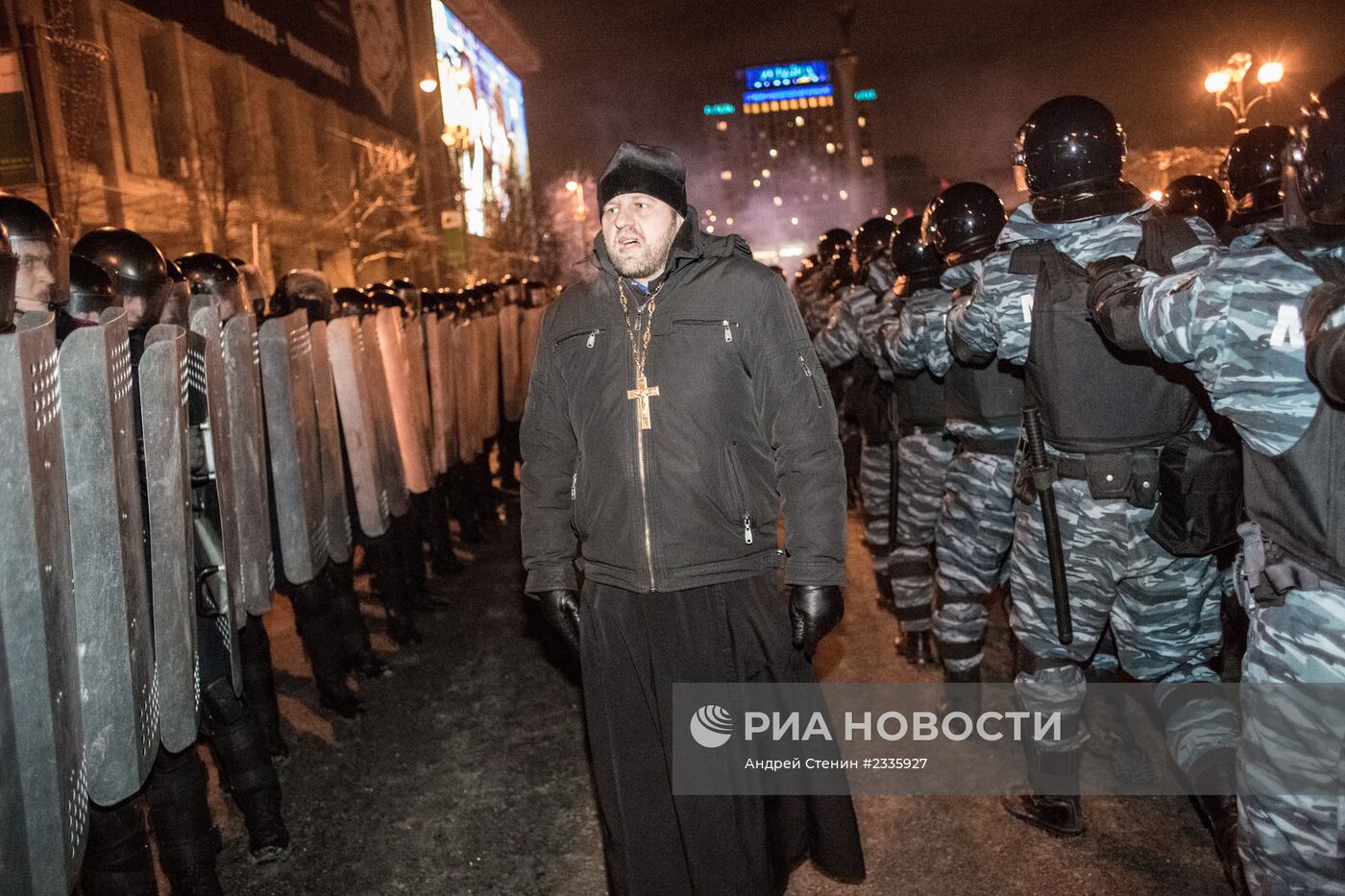Внутренние войска начали штурм лагеря митингующих на Майдане