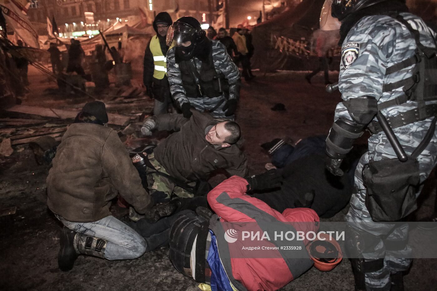 Внутренние войска начали штурм лагеря митингующих на Майдане