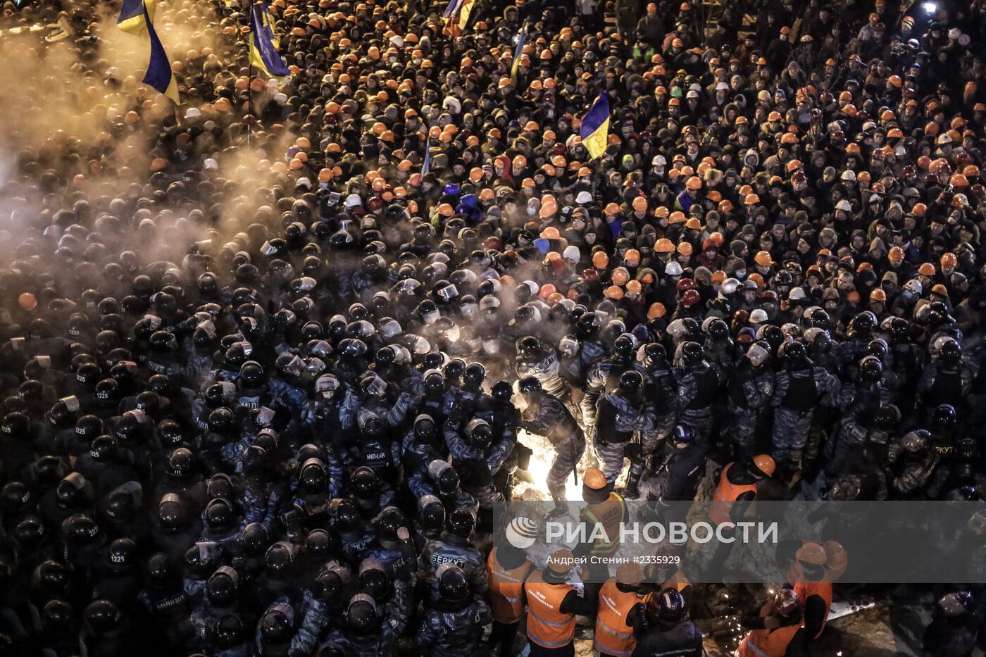 Внутренние войска начали штурм лагеря митингующих на Майдане