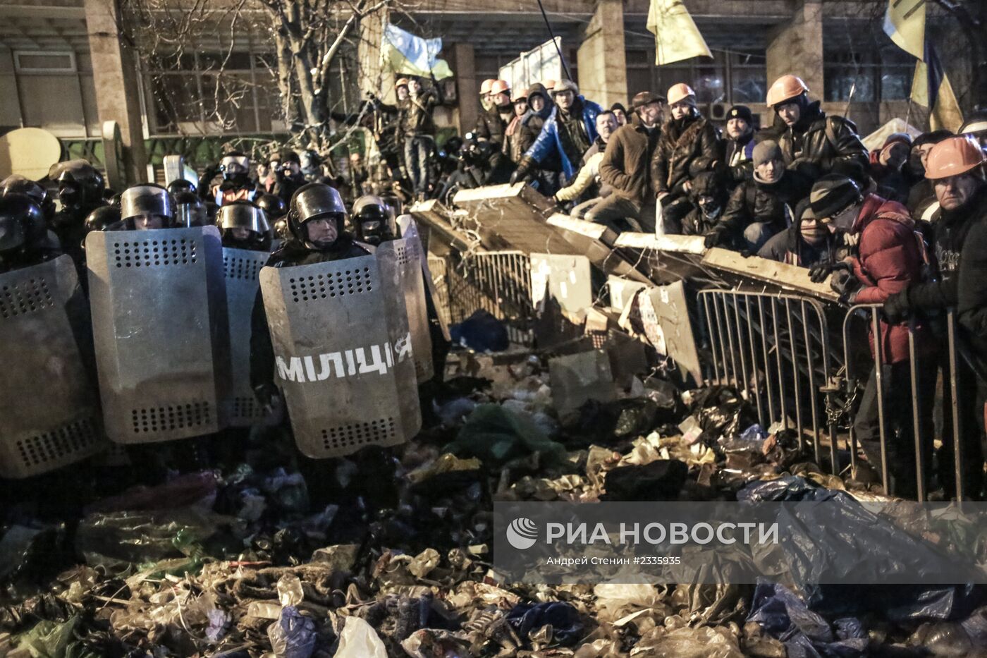 Внутренние войска начали штурм лагеря митингующих на Майдане