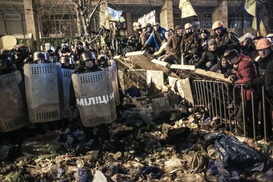 Внутренние войска начали штурм лагеря митингующих на Майдане