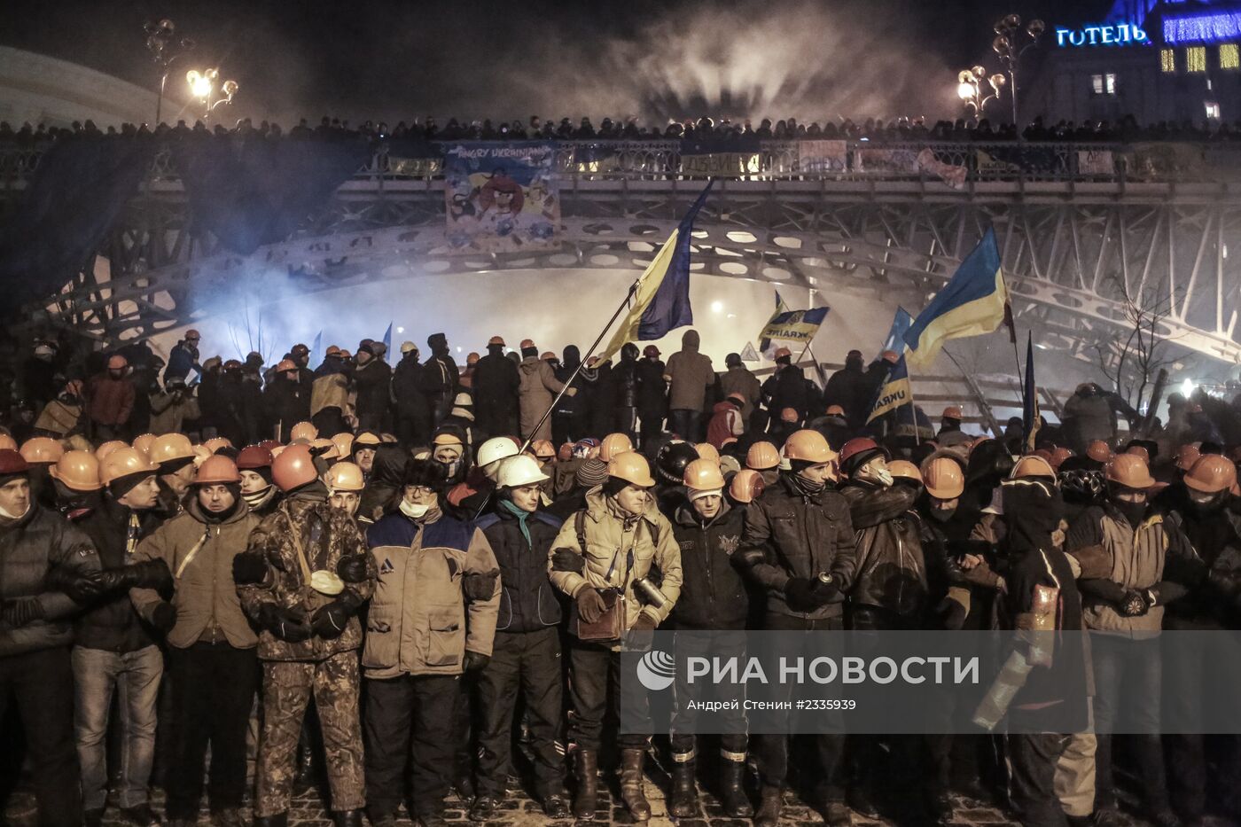 Внутренние войска начали штурм лагеря митингующих на Майдане