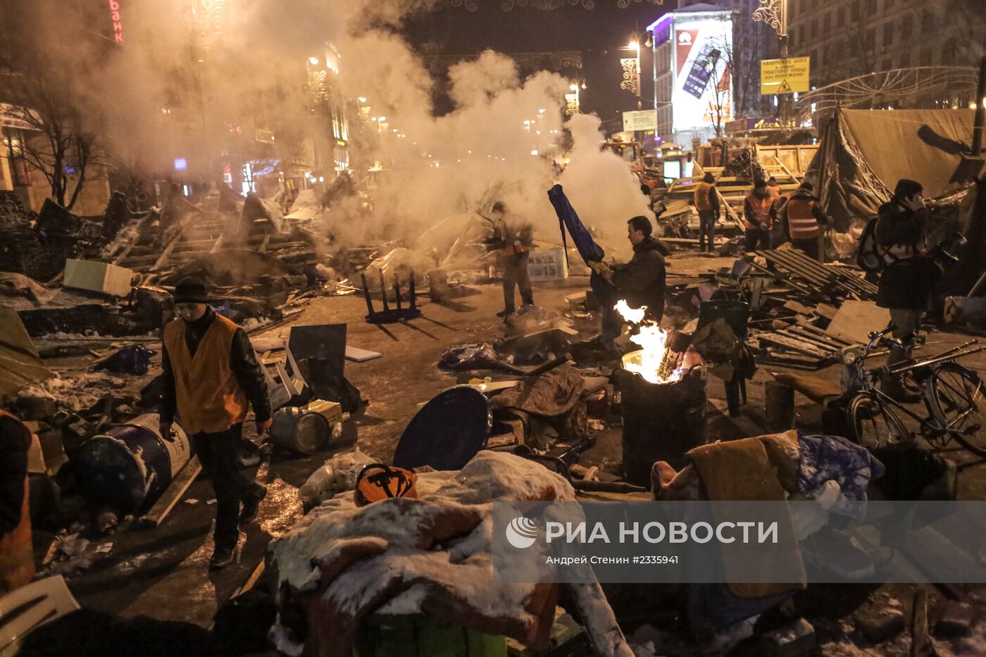 Внутренние войска начали штурм лагеря митингующих на Майдане