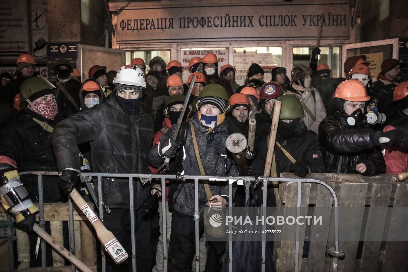 Внутренние войска начали штурм лагеря митингующих на Майдане