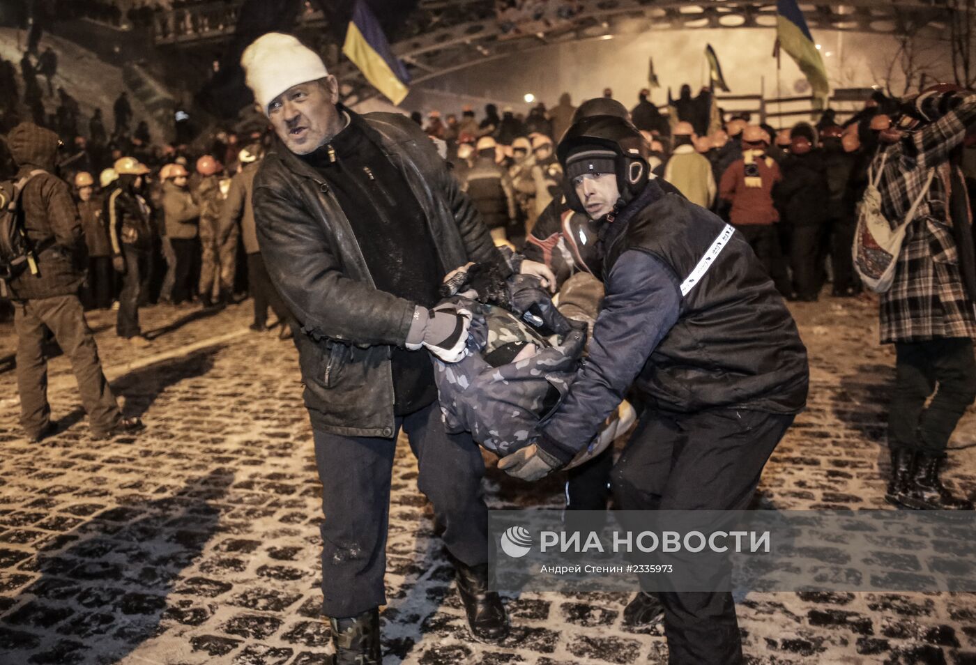 Внутренние войска начали штурм лагеря митингующих на Майдане