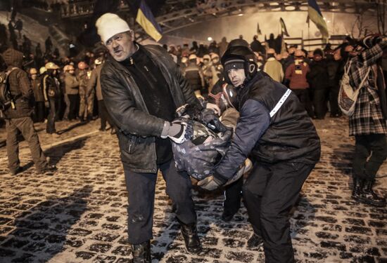 Внутренние войска начали штурм лагеря митингующих на Майдане