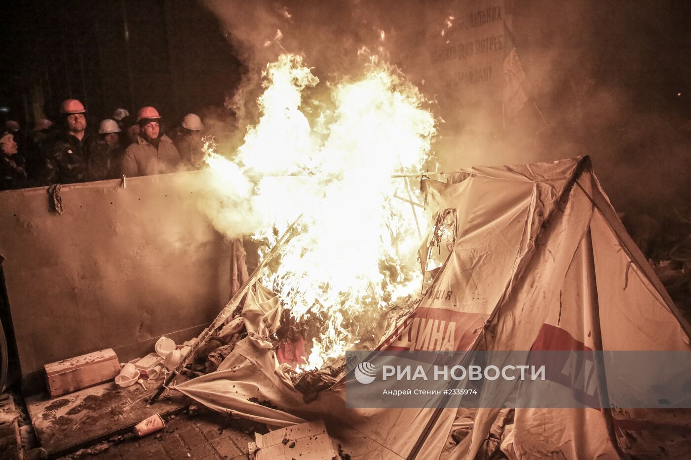 Внутренние войска начали штурм лагеря митингующих на Майдане