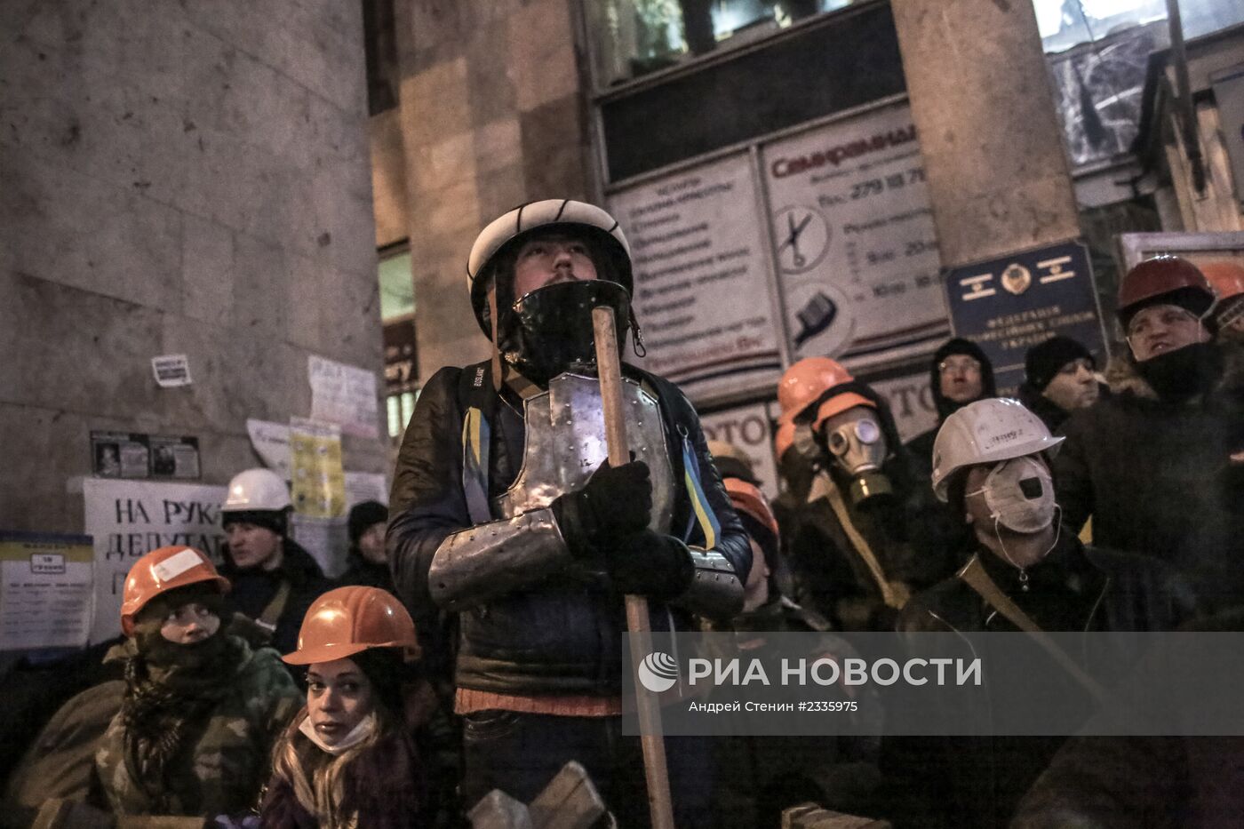 Внутренние войска начали штурм лагеря митингующих на Майдане