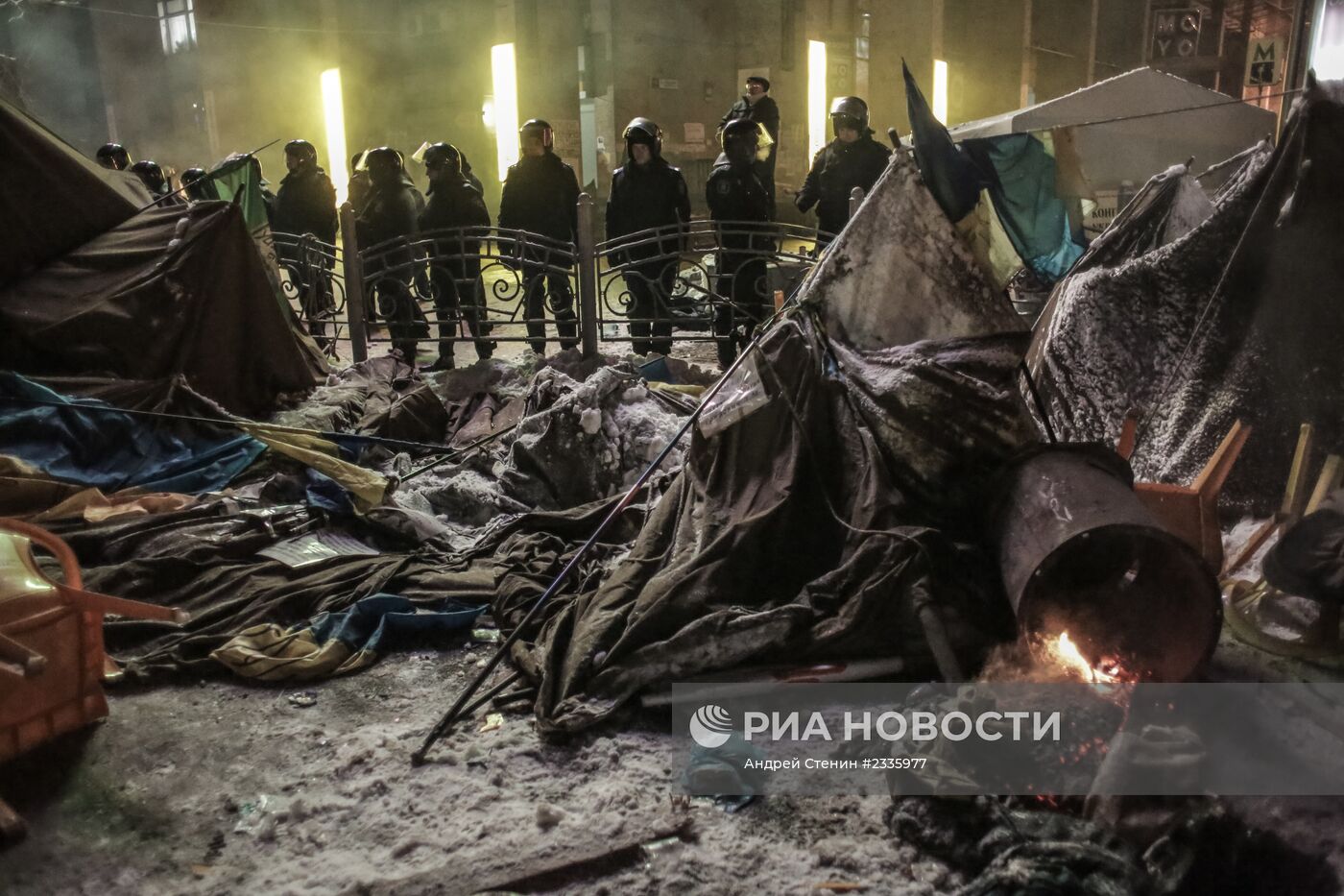 Внутренние войска начали штурм лагеря митингующих на Майдане